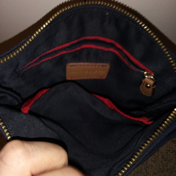 Tommy Hilfiger Julia flat crossbody bag - Picture 10 of 13